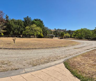 Luxurious Family Living in West Wodonga - Photo 5