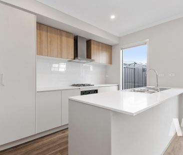 29 Mettle Street, Clyde North VIC 3978 - Townhouse For Rent | Domain - Photo 5