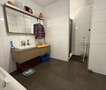 Ruim, energiezuinig appartement met 2 slpks, groot terras en autost... - Photo 1