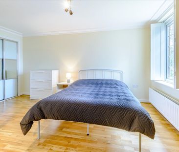 An immaculately presented, modern apartment in close to proximity t... - Photo 4