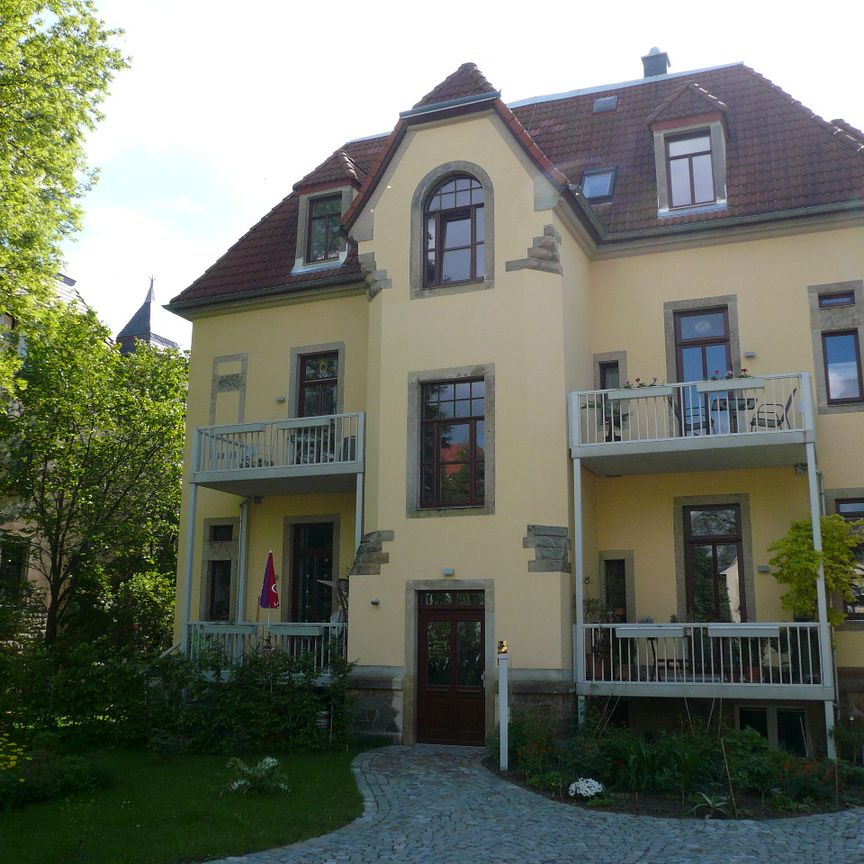 Denkmalperle- Nähe "Großer Garten" Hochwertiges 6-Zimmer- Dachgeschoss mit Balkon und eigenen Garten! - Photo 1