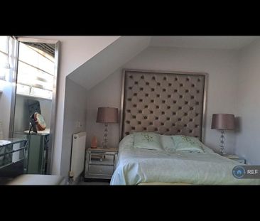 4 bedroom semi-detached house to rent - Photo 3