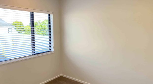 Three bedroom with a study in Bucklands Beach - Photo 1