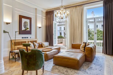 A Five-Bedroom Stucco House on Kensington Gate - Photo 4