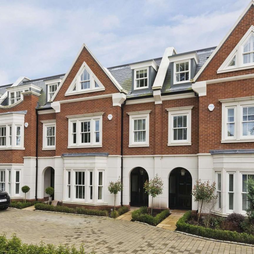 Modern four bedroom townhouse in a private gated development close to Oatlands village. - Photo 1