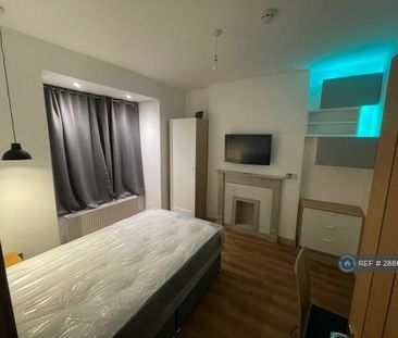 1 bedroom in a house share to rent - Photo 2