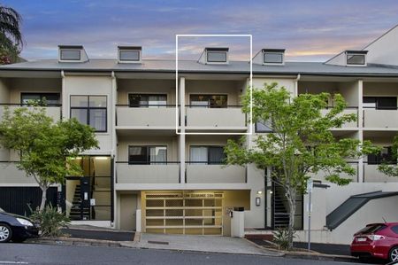 Light-Filled Inner-City Living on Boundary Street - Photo 2