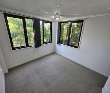 Modern Airconditioned Two Bedroom Two Bathroom Spacious Unit - Photo 1