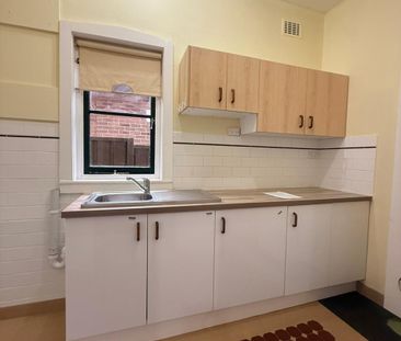 Beautiful 3-Bedroom Home in Prime Ashfield Location - Photo 5