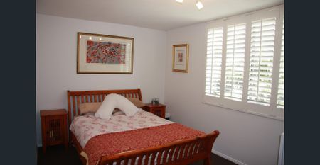 Stroll to Beach & Cafes from 3 Bedroom unit with balcony - Photo 3