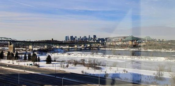 Magnifique Penthouse 2 ch. meublé – Vue Montréal – Métro – Piscine – 1200 pi² - Photo 2