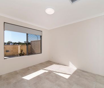 4 Mast Close, Dudley Park WA 6210 - House For Rent | Domain - Photo 1