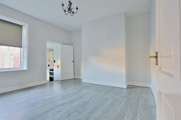 3 bedroom Flat to rent in Ripon Street, Gateshead - Photo 1
