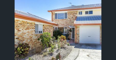 Spacious & Convenient Townhouse – Prime Location! - Photo 4