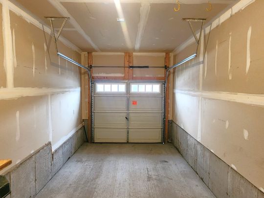 For Lease - 209 Hartsmere Drive, Stittsville - Munster - Richmond, Ontario - Photo 1