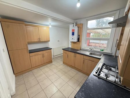 3 bedroom semi-detached house to rent - Photo 3