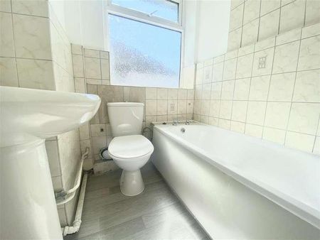 Lyndhurst Gardens, Enfield, EN1 - Photo 4