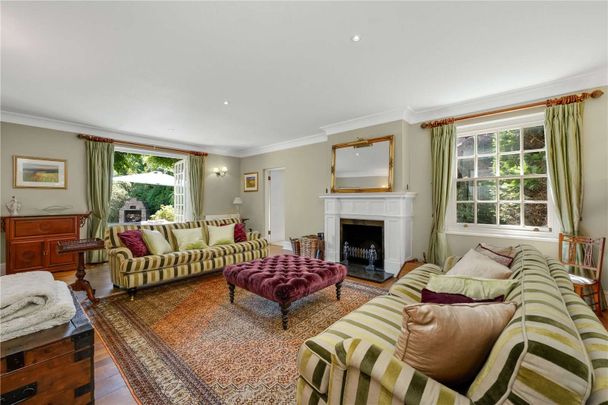 An impressive six bedroom family home on the prestigious Wentworth Estate. - Photo 1