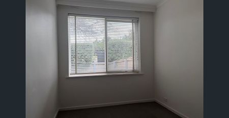 Convenient Ground Floor Two Bedroom Apartment - Photo 5