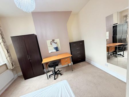 1 bedroom in a house share to rent - Photo 4