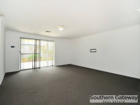 Lovely family Home - Photo 2