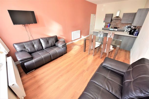 2 bedroom Flat in Aire Street, Leeds - Photo 1