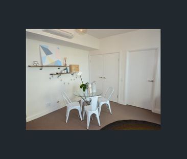 MODERN ONE BEDROOM APARTMENT - Photo 2