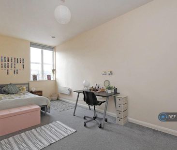 3 bedroom flat to rent - Photo 4