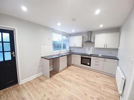 3 bedroom semi-detached house to rent - Photo 4