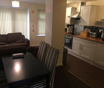 5 Bed Semi-Detached House, Mornington Crescent, M14 - Photo 1