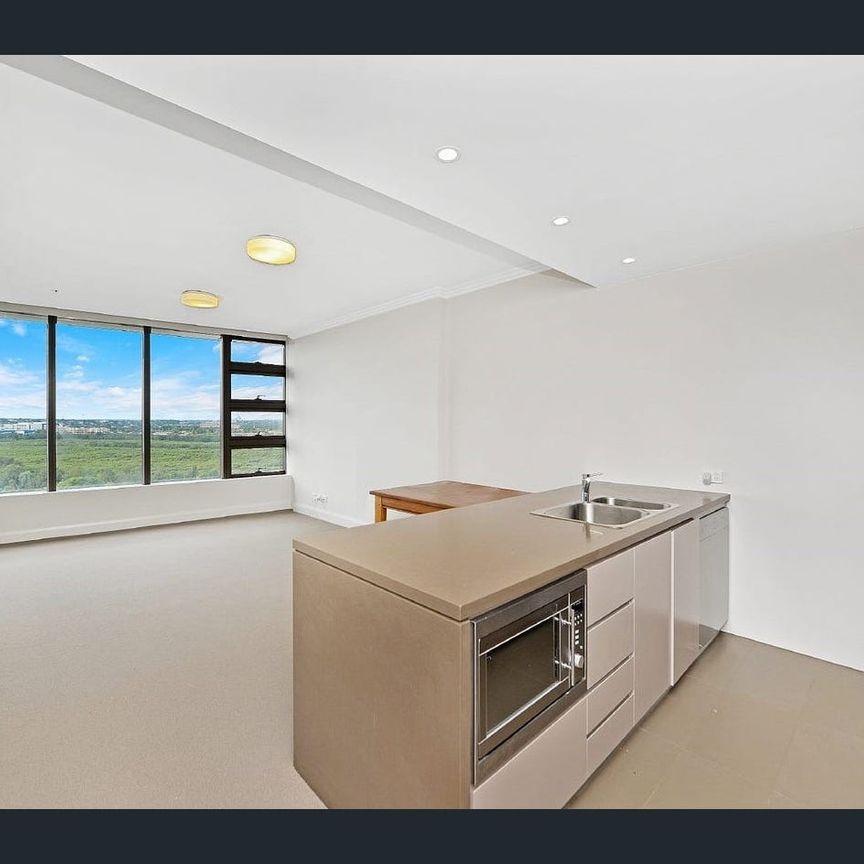 Sun filled apartment in prime location!! - Photo 1