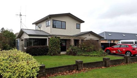 Family living on Tennyson - Photo 3