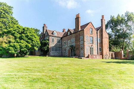 Situated in a glorious part of the South Oxfordshire countryside is this attractive farmhouse that is presented in superb order throughout. - Photo 4