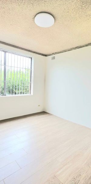 Convenient Ground Floor Apartment in a Quiet Low-Rise Block - Photo 1