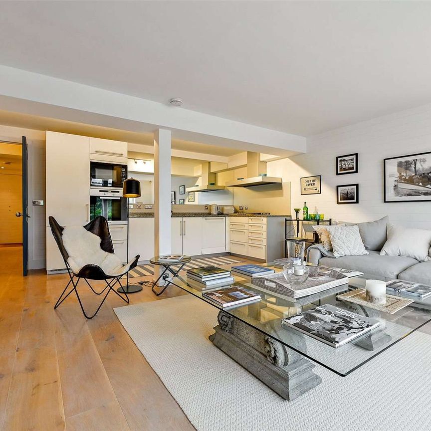 Superb apartment with wonderful views of the River Thames available for Short Let - Photo 1