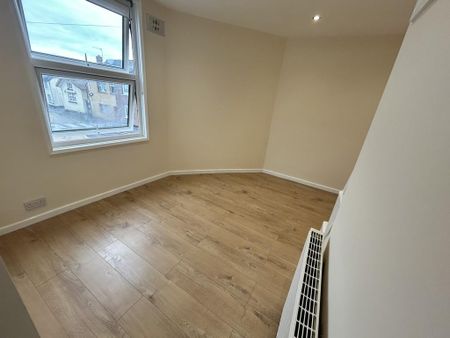 2 bedroom end of terrace house to rent - Photo 3