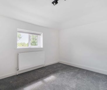 Beautifully refurbished village cottage with south-facing garden an... - Photo 2