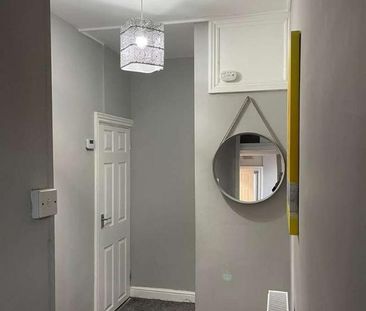 Flat, Cross Green Lane, Halton, Leeds, LS15 - Photo 3