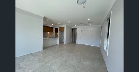 BRAND NEW - 3 bedroom, 2 bathroom townhouse - Photo 2
