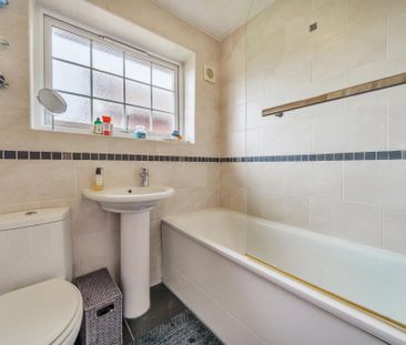 3 bedroom link detached house to rent - Photo 4