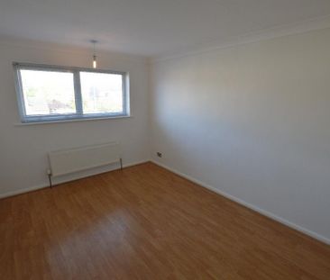 3 bedroom end of terrace house to rent - Photo 2