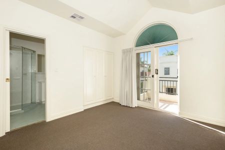 Modern Two-Storey Townhouse in a Secure, Quiet Group - Photo 4