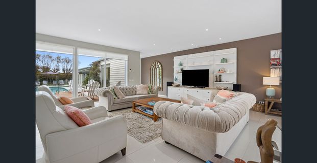 Available from 17 January 12 Month Lease Fully Furnished - Photo 1