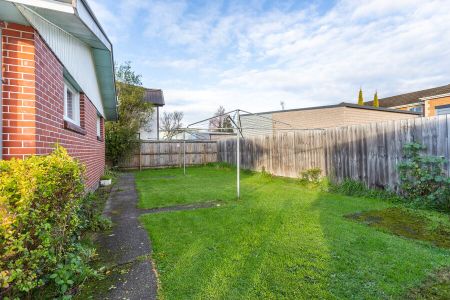 Riccarton 2 x double bedroom unit great location. - Photo 2