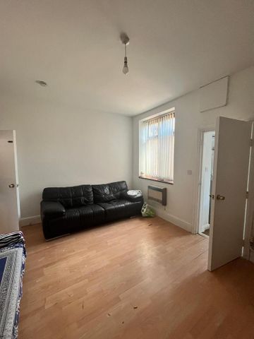 6 bedroom terraced house to rent - Photo 3