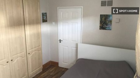 Room in 2-bedroom flat for rent in Finglas South, Dublin - Photo 4