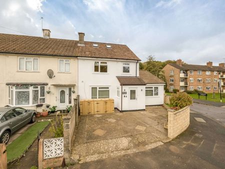 OX Living is proud to present this high-quality 8-bedroom co-living property, perfect for working professionals looking for stylish, stress-free living. Room 1 - Photo 4