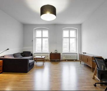 Spaciuos and sunny AltBau next to Admiral Brücke 6-7 monts - Photo 1