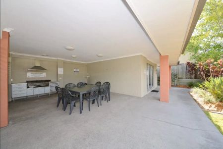 “SPACIOUS AND TIDY TOWNHOUSE” - Photo 2