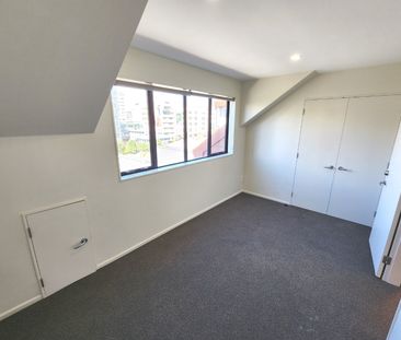 PRIME INNER-CITY LIVING! - Photo 6